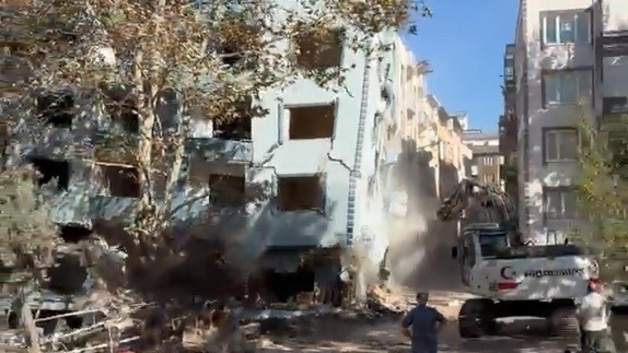 Mustafakemalpaşa’da yıkım sırasında bina aniden çöktü