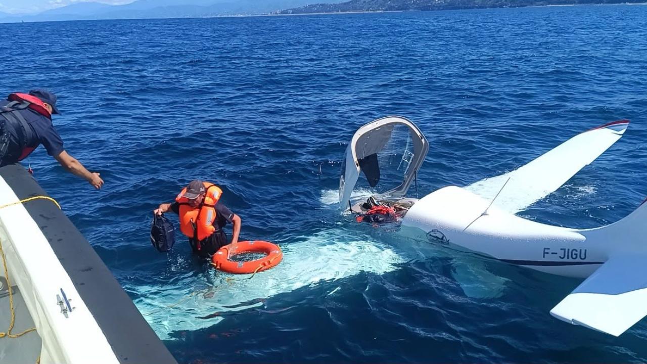 Rize açıklarında denize acil iniş yapan uçaktaki iki kişi kurtarıldı